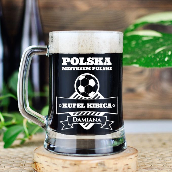 Grawerowany kufel na piwo - Polska mistrzem Polski. Zdjęcie aranżacyjne.
