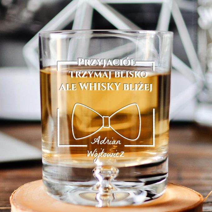 Personalizowana szklanka do whisky - Przyjaciół trzymaj blisko, ale whisky bliżej
