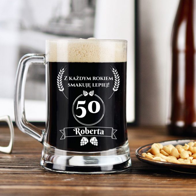 Grawerowany kufel na piwo - Z każdym rokiem smakuje lepiej. 50 urodziny.