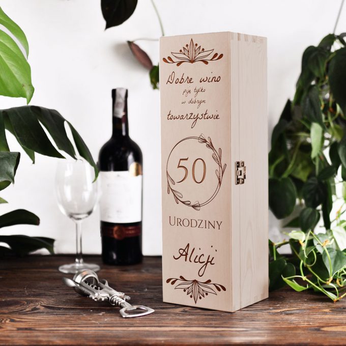 Personalizowane drewniane pudełko na wino - Dobre Wino piję tylko w dobrym towarzystwie! 50 urodziny.