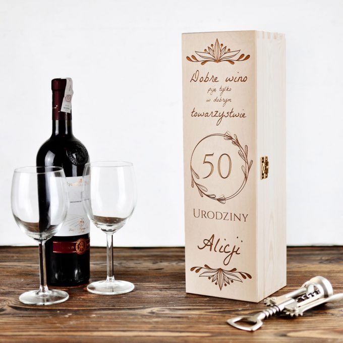 Personalizowane drewniane pudełko na wino - Dobre Wino piję tylko w dobrym towarzystwie! 50 urodziny.