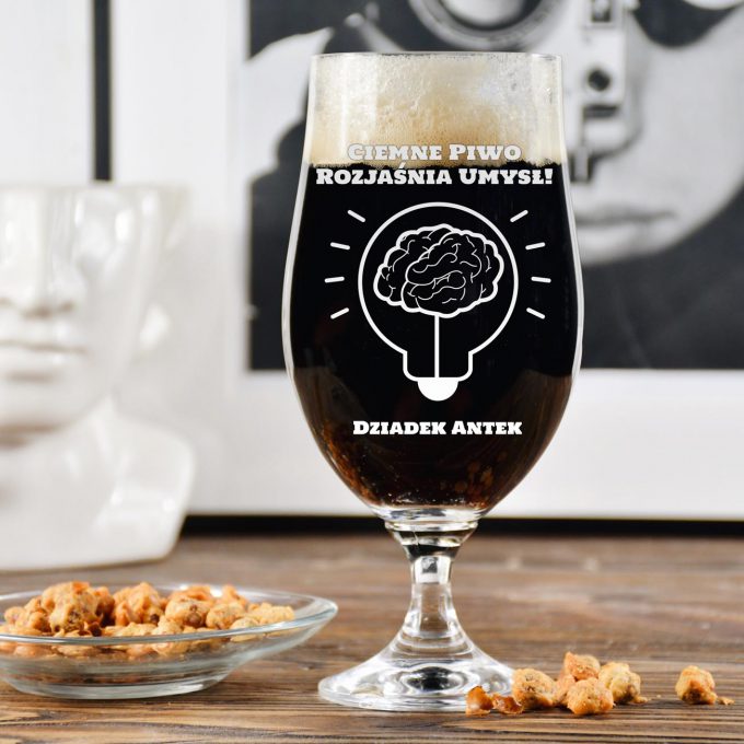 Grawerowana szklanka do piwa - Ciemne piwo rozjaśnia umysł!