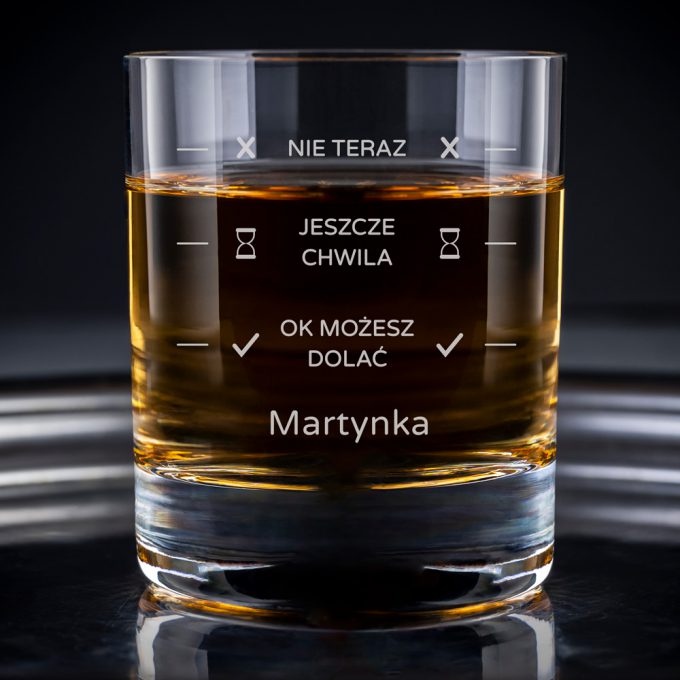 Na zdjęciu szklanka do whisky z personalizacją: Nie teraz, jeszcze chwila, ok możesz dolać Martynka/wyprzedaż